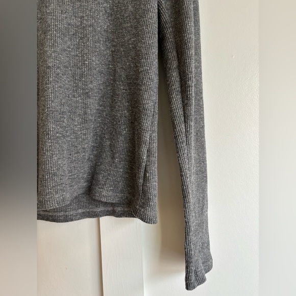 DONNI. Gray waffle thermal turtleneck (size M) - Picture 4 of 4